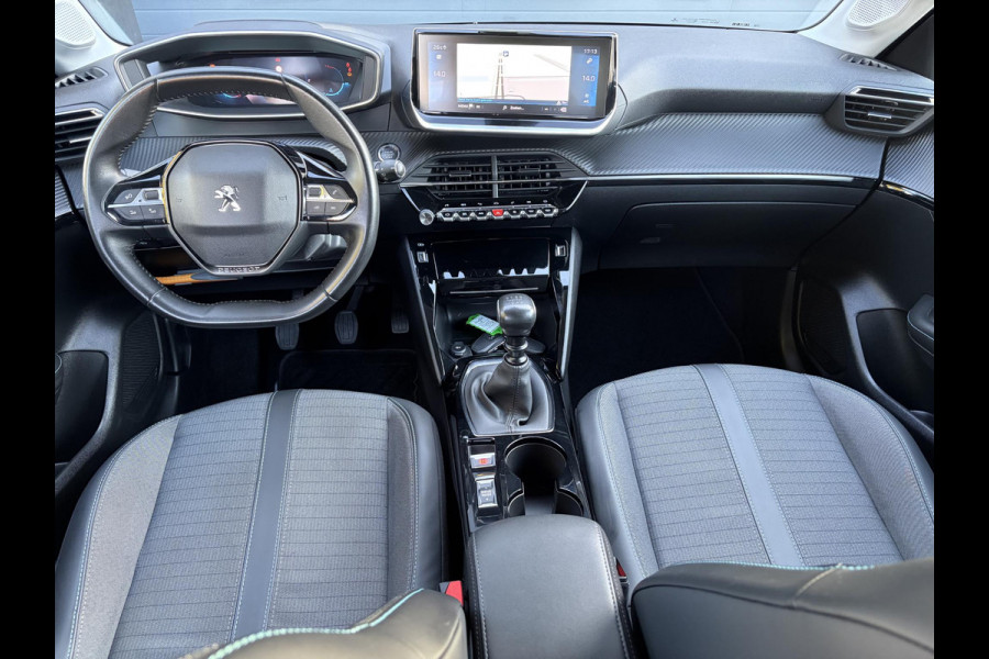 Peugeot 208 1.2 PureTech Allure ✓D-riem vv in 10-2025✓1e Eigenaar✓360° Camera✓Carplay✓Navi✓101pk✓LED✓Clima✓Cruise✓6 Bak✓Pdc✓Lm velgen✓Halfleder✓Recent beurt gehad✓N.A.P✓Apk tot 08-2028