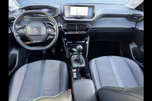 Peugeot 208 1.2 PureTech Allure ✓D-riem vv in 10-2025✓1e Eigenaar✓360° Camera✓Carplay✓Navi✓101pk✓LED✓Clima✓Cruise✓6 Bak✓Pdc✓Lm velgen✓Halfleder✓Recent beurt gehad✓N.A.P✓Apk tot 08-2028