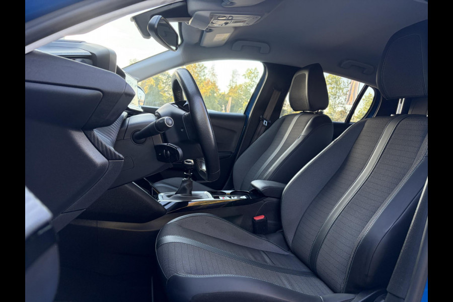 Peugeot 208 1.2 PureTech Allure ✓D-riem vv in 10-2025✓1e Eigenaar✓360° Camera✓Carplay✓Navi✓101pk✓LED✓Clima✓Cruise✓6 Bak✓Pdc✓Lm velgen✓Halfleder✓Recent beurt gehad✓N.A.P✓Apk tot 08-2028