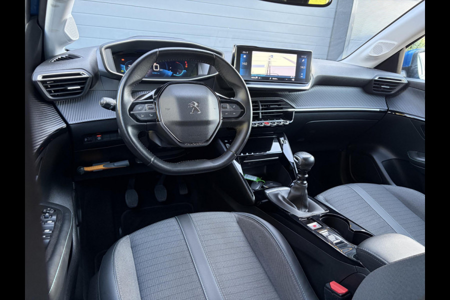 Peugeot 208 1.2 PureTech Allure ✓D-riem vv in 10-2025✓1e Eigenaar✓360° Camera✓Carplay✓Navi✓101pk✓LED✓Clima✓Cruise✓6 Bak✓Pdc✓Lm velgen✓Halfleder✓Recent beurt gehad✓N.A.P✓Apk tot 08-2028