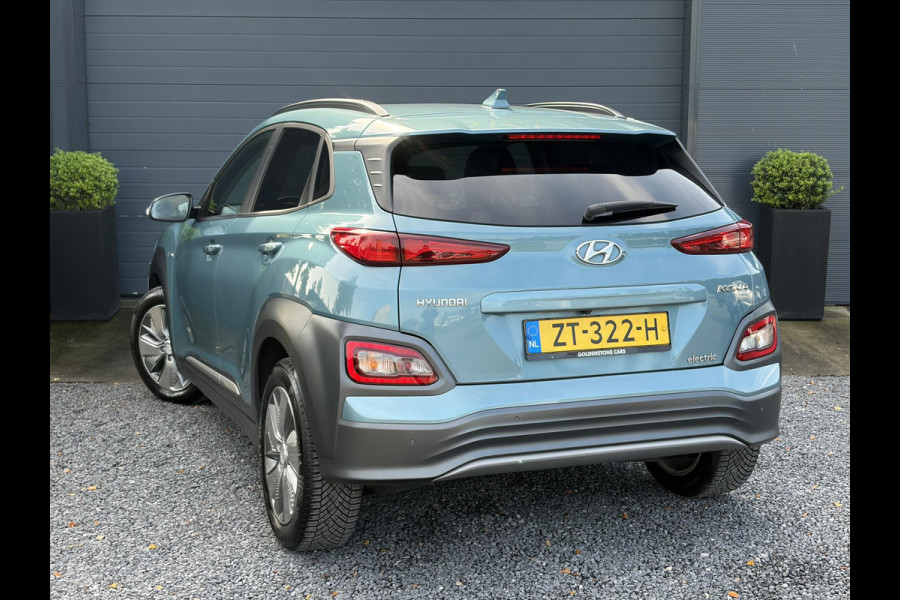 Hyundai Kona EV Premium 64 kWh ✓Soh 93.2 %✓2e Eigenaar✓Carplay✓Camera✓Navi✓Keyless✓Halfleder✓Rijstrooksensor✓Dodehoeksensor✓Pdc V+A✓Lm velgen✓Clima✓Cruise✓204pk✓N.A.P✓Apk tot 09-2027