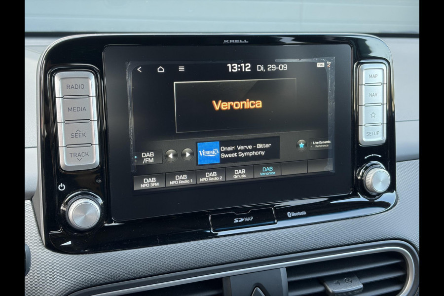 Hyundai Kona EV Premium 64 kWh ✓Soh 93.2 %✓2e Eigenaar✓Carplay✓Camera✓Navi✓Keyless✓Halfleder✓Rijstrooksensor✓Dodehoeksensor✓Pdc V+A✓Lm velgen✓Clima✓Cruise✓204pk✓N.A.P✓Apk tot 09-2027