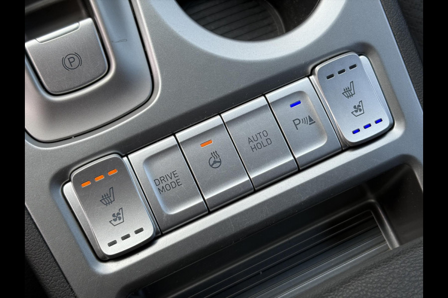 Hyundai Kona EV Premium 64 kWh ✓Soh 93.2 %✓2e Eigenaar✓Carplay✓Camera✓Navi✓Keyless✓Halfleder✓Rijstrooksensor✓Dodehoeksensor✓Pdc V+A✓Lm velgen✓Clima✓Cruise✓204pk✓N.A.P✓Apk tot 09-2027