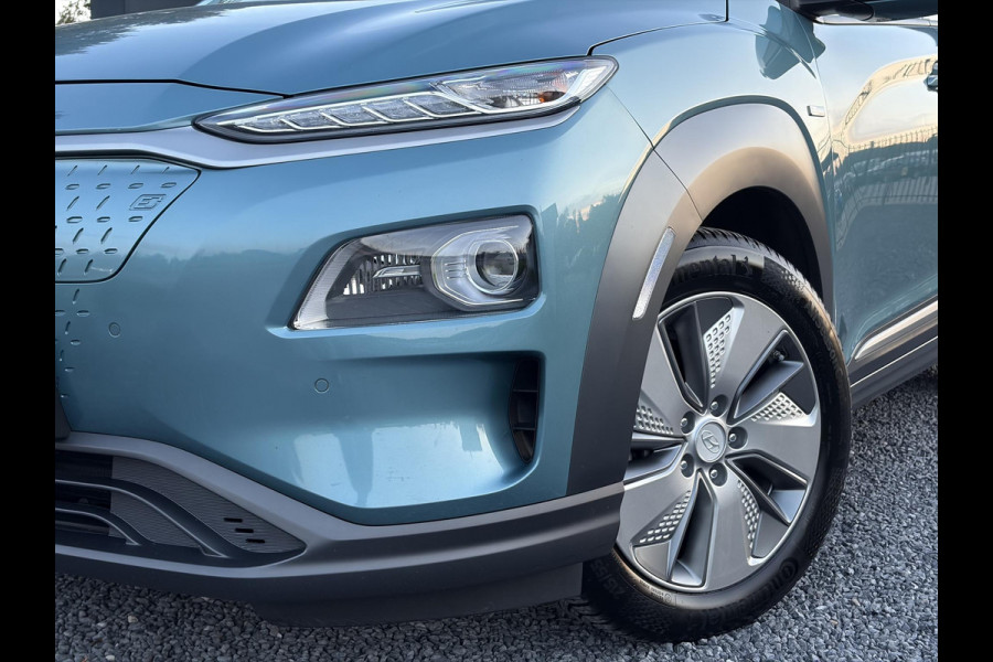 Hyundai Kona EV Premium 64 kWh ✓Soh 93.2 %✓2e Eigenaar✓Carplay✓Camera✓Navi✓Keyless✓Halfleder✓Rijstrooksensor✓Dodehoeksensor✓Pdc V+A✓Lm velgen✓Clima✓Cruise✓204pk✓N.A.P✓Apk tot 09-2027