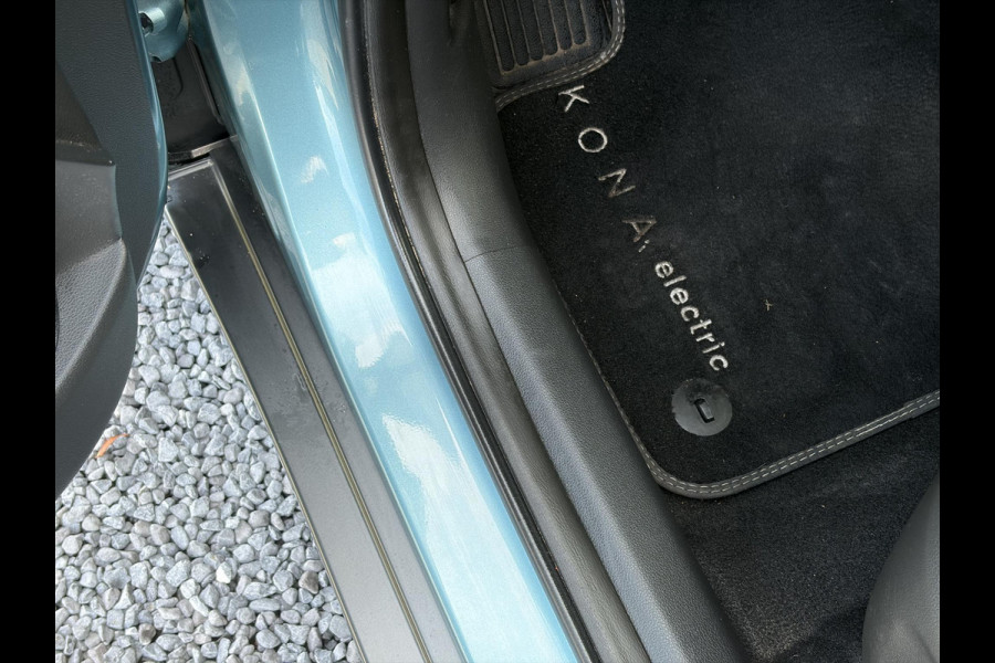 Hyundai Kona EV Premium 64 kWh ✓Soh 93.2 %✓2e Eigenaar✓Carplay✓Camera✓Navi✓Keyless✓Halfleder✓Rijstrooksensor✓Dodehoeksensor✓Pdc V+A✓Lm velgen✓Clima✓Cruise✓204pk✓N.A.P✓Apk tot 09-2027