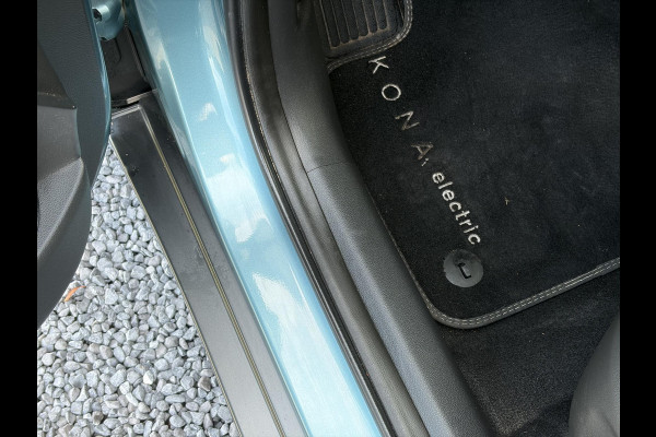 Hyundai Kona EV Premium 64 kWh ✓Soh 93.2 %✓2e Eigenaar✓Carplay✓Camera✓Navi✓Keyless✓Halfleder✓Rijstrooksensor✓Dodehoeksensor✓Pdc V+A✓Lm velgen✓Clima✓Cruise✓204pk✓N.A.P✓Apk tot 09-2027