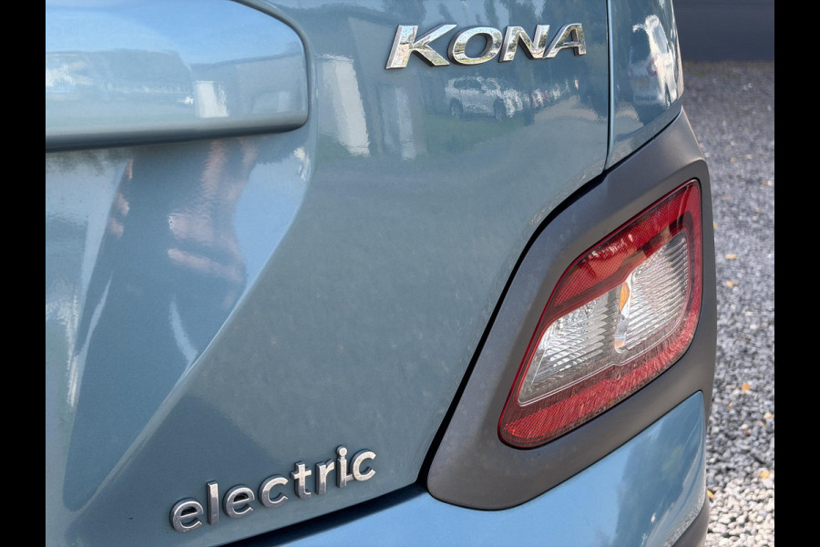 Hyundai Kona EV Premium 64 kWh ✓Soh 93.2 %✓2e Eigenaar✓Carplay✓Camera✓Navi✓Keyless✓Halfleder✓Rijstrooksensor✓Dodehoeksensor✓Pdc V+A✓Lm velgen✓Clima✓Cruise✓204pk✓N.A.P✓Apk tot 09-2027