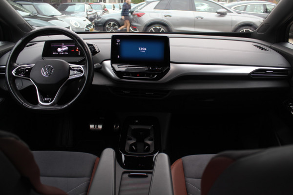 Volkswagen ID.4 First 77 kWh / Trekhaak / Camera / Apple CarPlay / DAB / 20'' / LED / Alcantara / Stoelverwarming / ACC