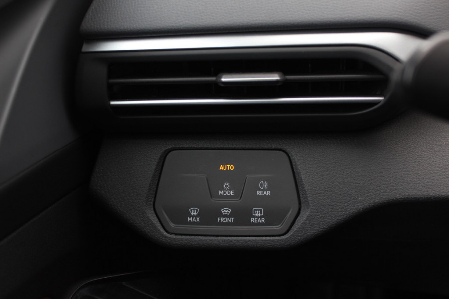 Volkswagen ID.4 First 77 kWh / Trekhaak / Camera / Apple CarPlay / DAB / 20'' / LED / Alcantara / Stoelverwarming / ACC