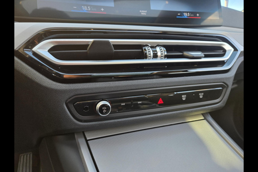 BMW 3 Serie Touring 318i NL-AUTO | PANODAK | PDC | Curved Display
