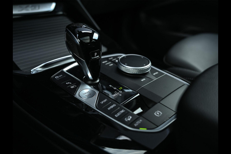 BMW X3 xDrive30e High Executive M-sport | Panoramadak | Harman/Kardon | Camera | Active Cruise | Memory Seat | BMW Gesture Control | Stuurverwarming | Stoelverwarming | Trekhaak |