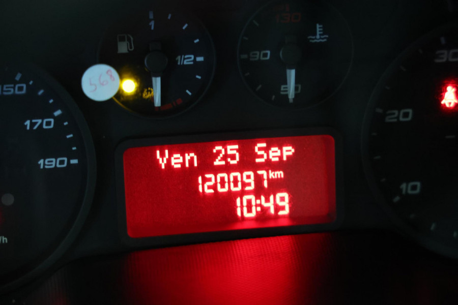 Iveco Daily 35C14V 2.3 352 L2H2 DUBBEL LUCHT 3500KG TREKHAAK