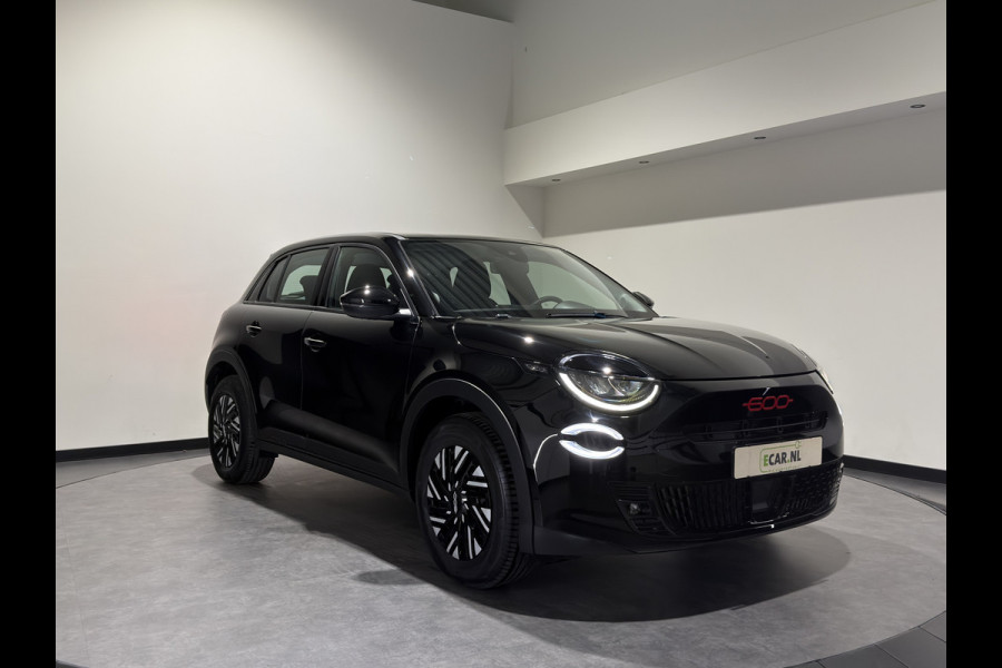 Fiat 600E RED 54 kWh | Apple CarPlay - Android Auto | LED lampen voor & achter | Hill Hold