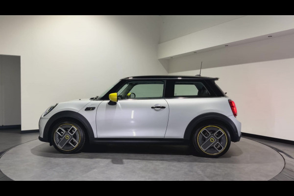 MINI Electric MINI Yours 33 kWh | Panoramadak | Voorstoelen verwarmd | Apple CarPlay - Android Auto