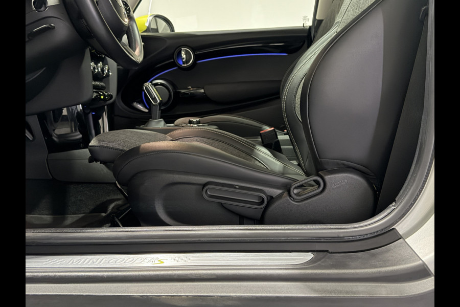 MINI Electric MINI Yours 33 kWh | Panoramadak | Voorstoelen verwarmd | Apple CarPlay - Android Auto