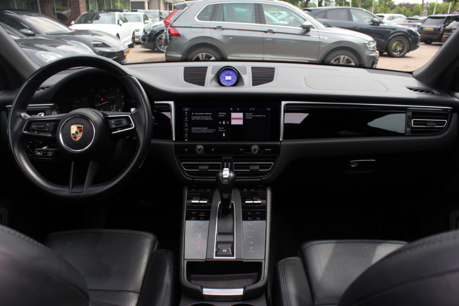 Porsche Macan 2.0 T / Trekhaak / Panoramadak / Camera / Luchtvering / Keyless / 21'' / Adaptieve Stoelen / Sportchrono / CarPlay / Stoel+Stuurverwarming / Dodehoek / DAB / ACC