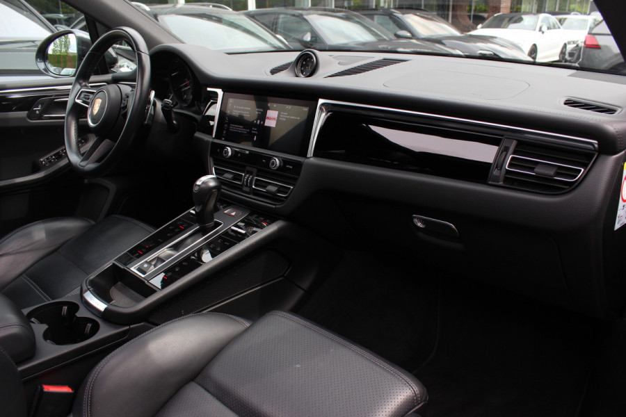 Porsche Macan 2.0 T / Trekhaak / Panoramadak / Camera / Luchtvering / Keyless / 21'' / Adaptieve Stoelen / Sportchrono / CarPlay / Stoel+Stuurverwarming / Dodehoek / DAB / ACC