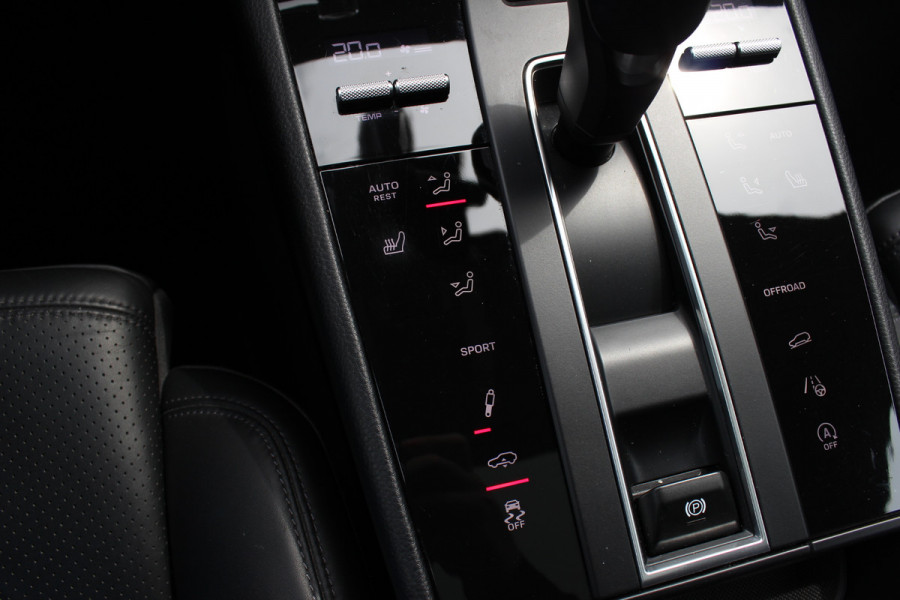 Porsche Macan 2.0 T / Trekhaak / Panoramadak / Camera / Luchtvering / Keyless / 21'' / Adaptieve Stoelen / Sportchrono / CarPlay / Stoel+Stuurverwarming / Dodehoek / DAB / ACC