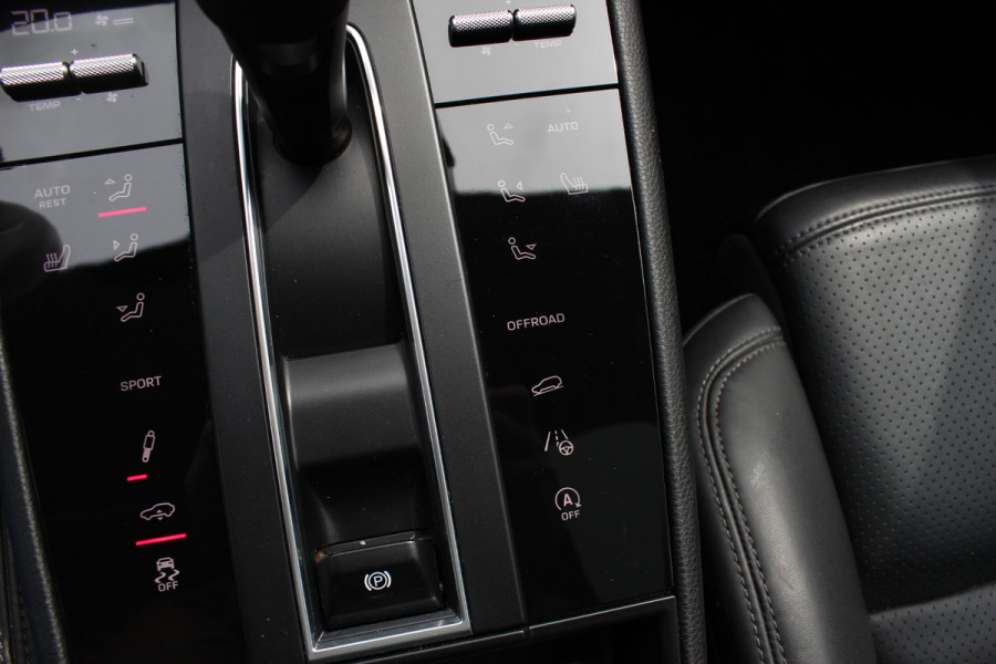Porsche Macan 2.0 T / Trekhaak / Panoramadak / Camera / Luchtvering / Keyless / 21'' / Adaptieve Stoelen / Sportchrono / CarPlay / Stoel+Stuurverwarming / Dodehoek / DAB / ACC