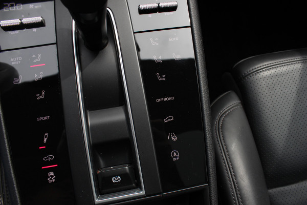 Porsche Macan 2.0 T / Trekhaak / Panoramadak / Camera / Luchtvering / Keyless / 21'' / Adaptieve Stoelen / Sportchrono / CarPlay / Stoel+Stuurverwarming / Dodehoek / DAB / ACC