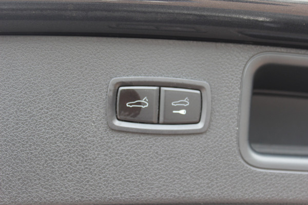 Porsche Macan 2.0 T / Trekhaak / Panoramadak / Camera / Luchtvering / Keyless / 21'' / Adaptieve Stoelen / Sportchrono / CarPlay / Stoel+Stuurverwarming / Dodehoek / DAB / ACC