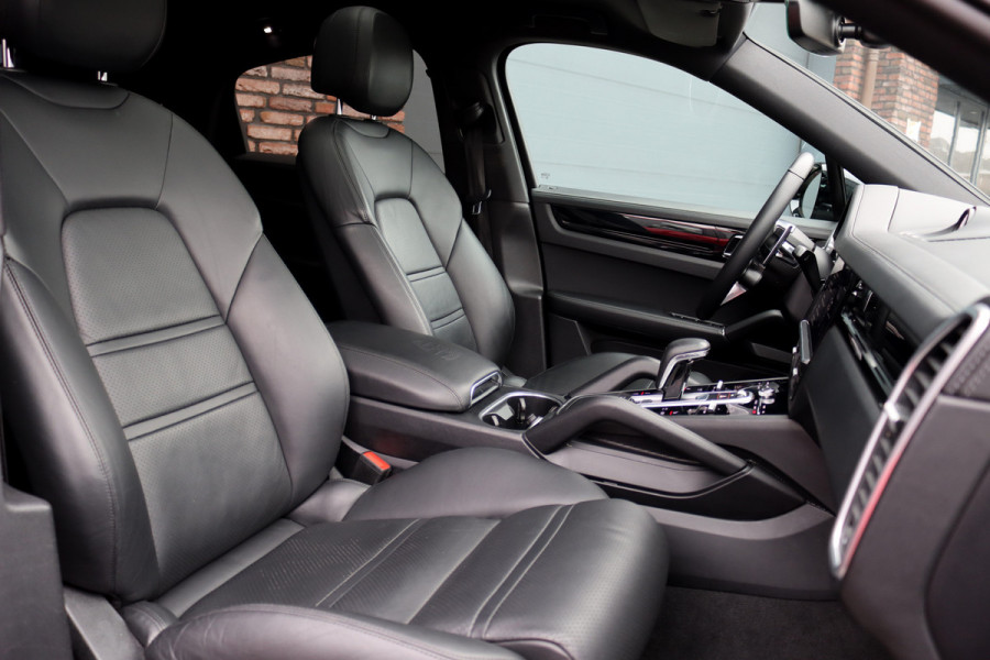 Porsche Cayenne Coupé 3.0 Aut8 | Luchtvering | Panoramadak | BOSE | Trekhaak | Leder | Memory | Stoelverwarming V+A | PDLS | Sport-Chrono-pakket | Soft-Close | Verwarmd Stuurwiel |