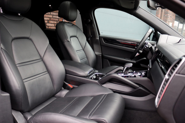 Porsche Cayenne Coupé 3.0 Aut8 | Luchtvering | Panoramadak | BOSE | Trekhaak | Leder | Memory | Stoelverwarming V+A | PDLS | Sport-Chrono-pakket | Soft-Close | Verwarmd Stuurwiel |