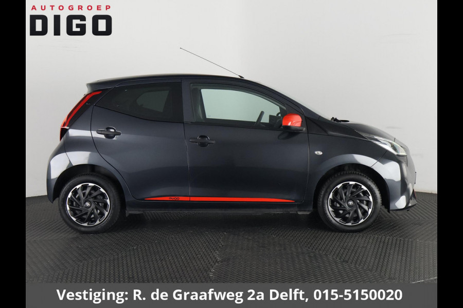 Toyota Aygo 1.0 VVT-i X-Fun Sport + Coral Red Pack | Airco | Privacy Glass | Elektrische ramen |