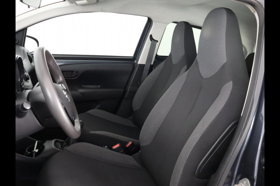 Toyota Aygo 1.0 VVT-i X-Fun Sport + Coral Red Pack | Airco | Privacy Glass | Elektrische ramen |