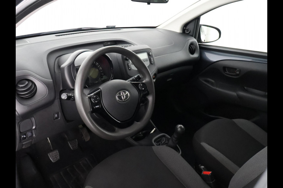Toyota Aygo 1.0 VVT-i X-Fun Sport + Coral Red Pack | Airco | Privacy Glass | Elektrische ramen |