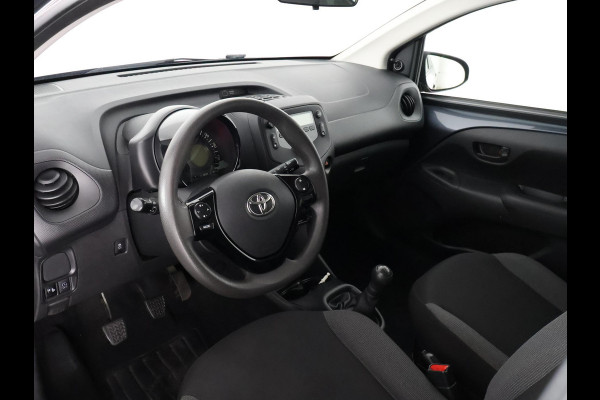 Toyota Aygo 1.0 VVT-i X-Fun Sport + Coral Red Pack | Airco | Privacy Glass | Elektrische ramen |