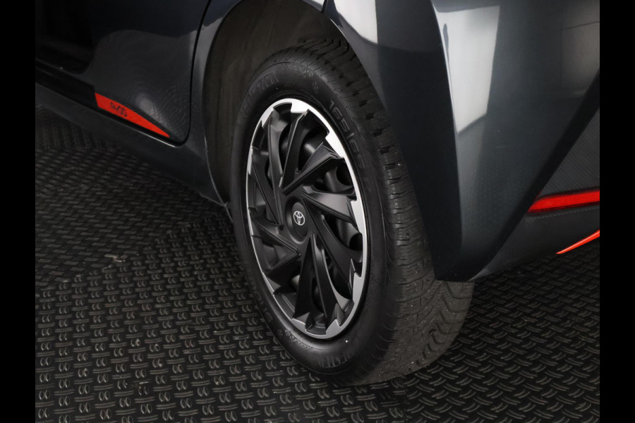 Toyota Aygo 1.0 VVT-i X-Fun Sport + Coral Red Pack | Airco | Privacy Glass | Elektrische ramen |
