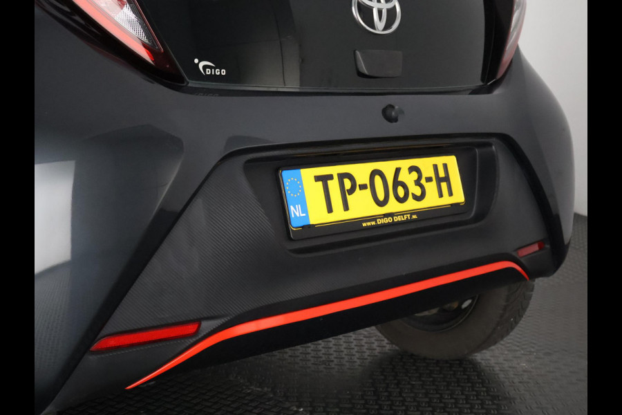 Toyota Aygo 1.0 VVT-i X-Fun Sport + Coral Red Pack | Airco | Privacy Glass | Elektrische ramen |