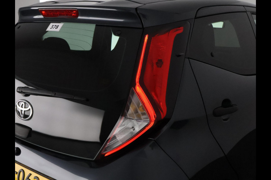 Toyota Aygo 1.0 VVT-i X-Fun Sport + Coral Red Pack | Airco | Privacy Glass | Elektrische ramen |