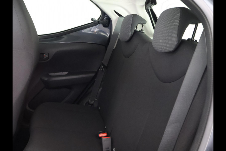 Toyota Aygo 1.0 VVT-i X-Fun Sport + Coral Red Pack | Airco | Privacy Glass | Elektrische ramen |