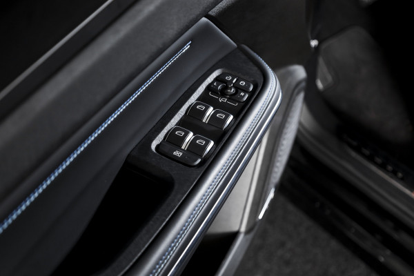 Lynk & Co 01 1.5 PHEV 261PK MY22 | Black Pakket | 360 Camera  | 7.4 kWh Boordlader | S/K-panodak | Adapt. Cruise | Memory | Elek. klep | LM 20" | 2378
