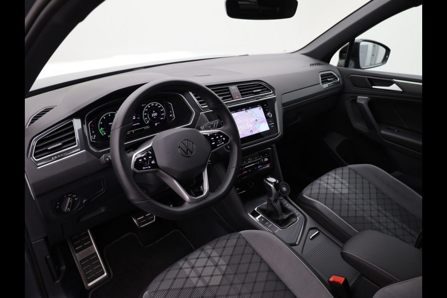 Volkswagen Tiguan 1.5 TSI R-Line Business+ | Trekhaak wegkl. | 20" | Elk. A-klep | IQ Light | Camera | Prijs Rijklaar!!