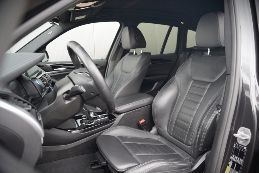 BMW iX3 High Executive 80 kWh | Panoramadak | Harman Kardon | Head-Up Display | Adaptive Cruise Control | Stoelverwarming | Dodehoekdetectie | Keyless | Trekhaak | 360 Camera | Ambiance Verlichting |