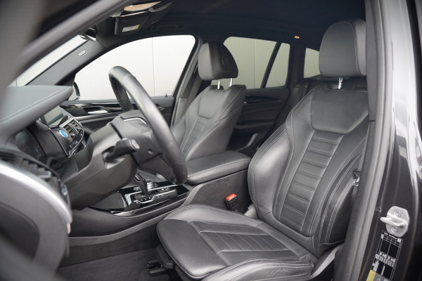 BMW iX3 High Executive 80 kWh | Panoramadak | Harman Kardon | Head-Up Display | Adaptive Cruise Control | Stoelverwarming | Dodehoekdetectie | Keyless | Trekhaak | 360 Camera | Ambiance Verlichting |