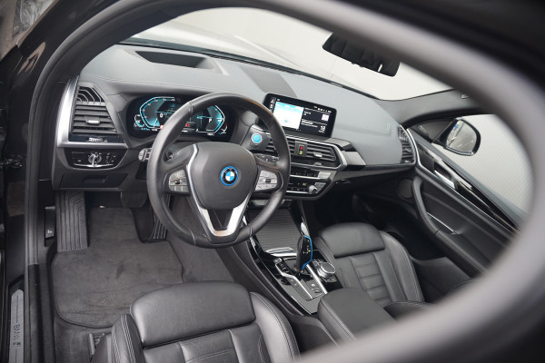 BMW iX3 High Executive 80 kWh | Panoramadak | Harman Kardon | Head-Up Display | Adaptive Cruise Control | Stoelverwarming | Dodehoekdetectie | Keyless | Trekhaak | 360 Camera | Ambiance Verlichting |