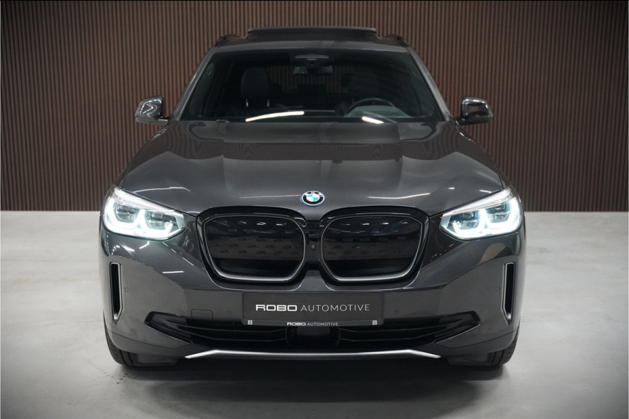 BMW iX3 High Executive 80 kWh | Panoramadak | Harman Kardon | Head-Up Display | Adaptive Cruise Control | Stoelverwarming | Dodehoekdetectie | Keyless | Trekhaak | 360 Camera | Ambiance Verlichting |