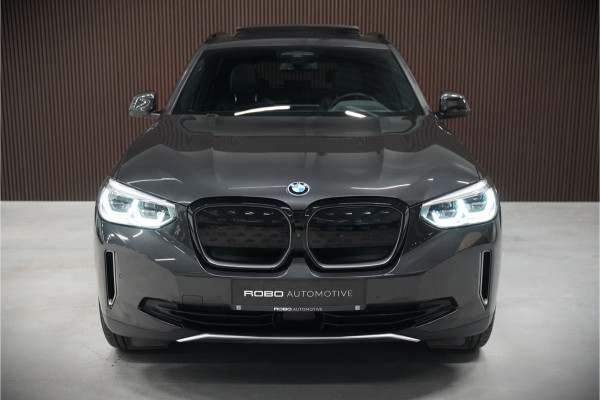 BMW iX3 High Executive 80 kWh | Panoramadak | Harman Kardon | Head-Up Display | Adaptive Cruise Control | Stoelverwarming | Dodehoekdetectie | Keyless | Trekhaak | 360 Camera | Ambiance Verlichting |