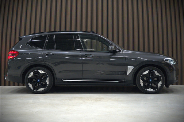 BMW iX3 High Executive 80 kWh | Panoramadak | Harman Kardon | Head-Up Display | Adaptive Cruise Control | Stoelverwarming | Dodehoekdetectie | Keyless | Trekhaak | 360 Camera | Ambiance Verlichting |