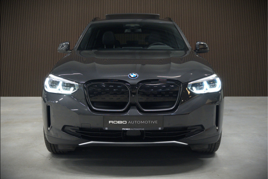 BMW iX3 High Executive 80 kWh | Panoramadak | Harman Kardon | Head-Up Display | Adaptive Cruise Control | Stoelverwarming | Dodehoekdetectie | Keyless | Trekhaak | 360 Camera | Ambiance Verlichting |