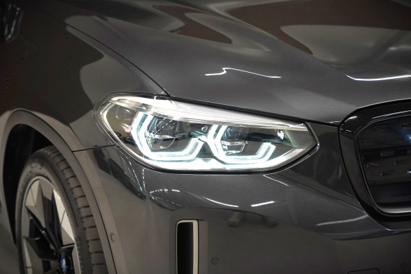 BMW iX3 High Executive 80 kWh | Panoramadak | Harman Kardon | Head-Up Display | Adaptive Cruise Control | Stoelverwarming | Dodehoekdetectie | Keyless | Trekhaak | 360 Camera | Ambiance Verlichting |