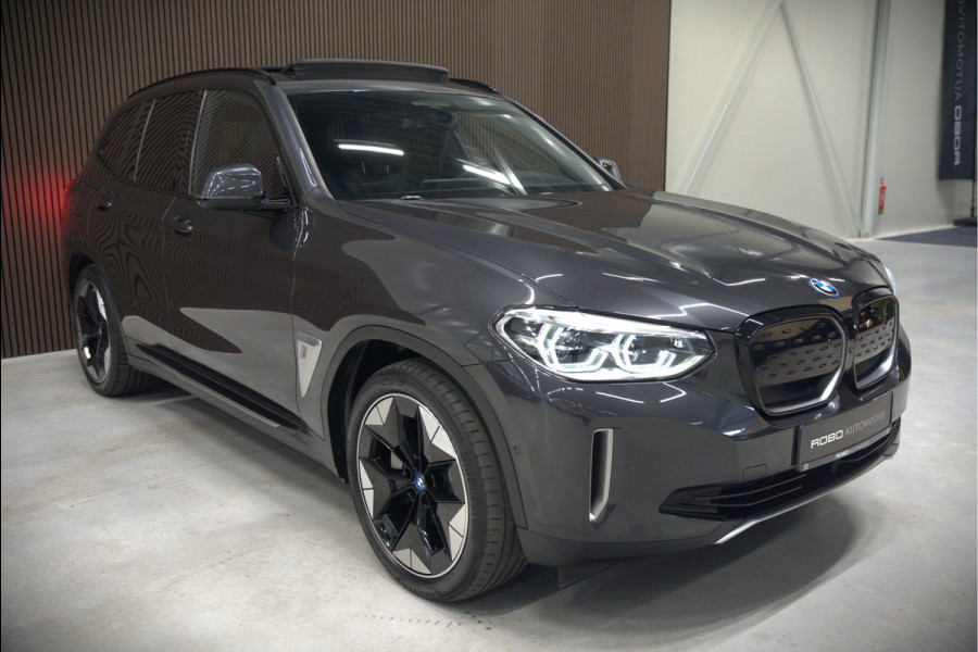 BMW iX3 High Executive 80 kWh | Panoramadak | Harman Kardon | Head-Up Display | Adaptive Cruise Control | Stoelverwarming | Dodehoekdetectie | Keyless | Trekhaak | 360 Camera | Ambiance Verlichting |