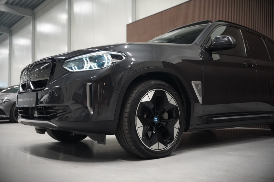 BMW iX3 High Executive 80 kWh | Panoramadak | Harman Kardon | Head-Up Display | Adaptive Cruise Control | Stoelverwarming | Dodehoekdetectie | Keyless | Trekhaak | 360 Camera | Ambiance Verlichting |