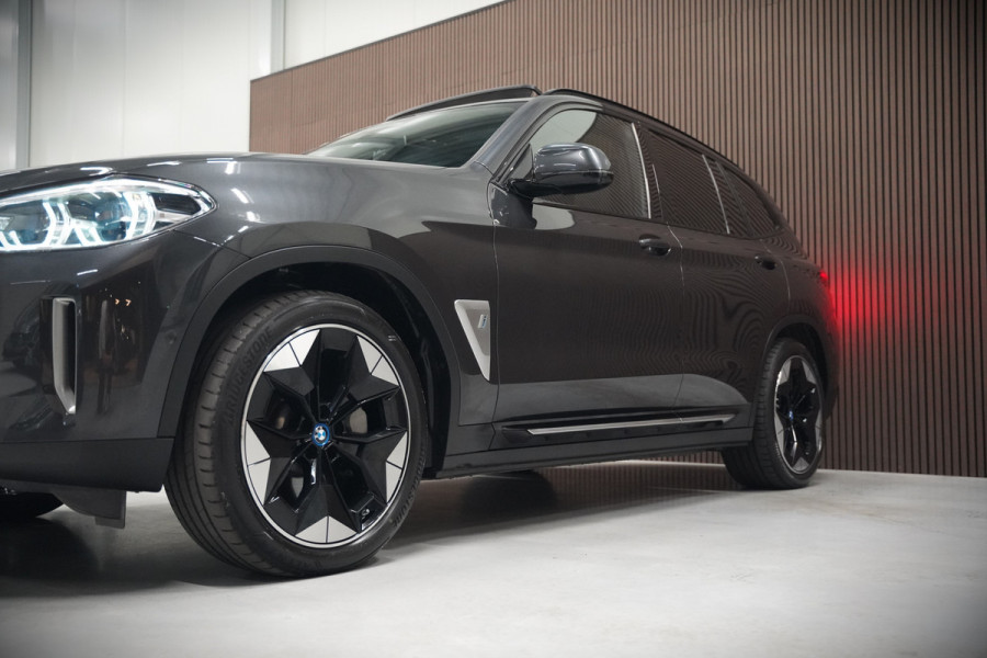 BMW iX3 High Executive 80 kWh | Panoramadak | Harman Kardon | Head-Up Display | Adaptive Cruise Control | Stoelverwarming | Dodehoekdetectie | Keyless | Trekhaak | 360 Camera | Ambiance Verlichting |
