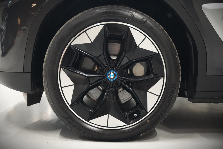 BMW iX3 High Executive 80 kWh | Panoramadak | Harman Kardon | Head-Up Display | Adaptive Cruise Control | Stoelverwarming | Dodehoekdetectie | Keyless | Trekhaak | 360 Camera | Ambiance Verlichting |