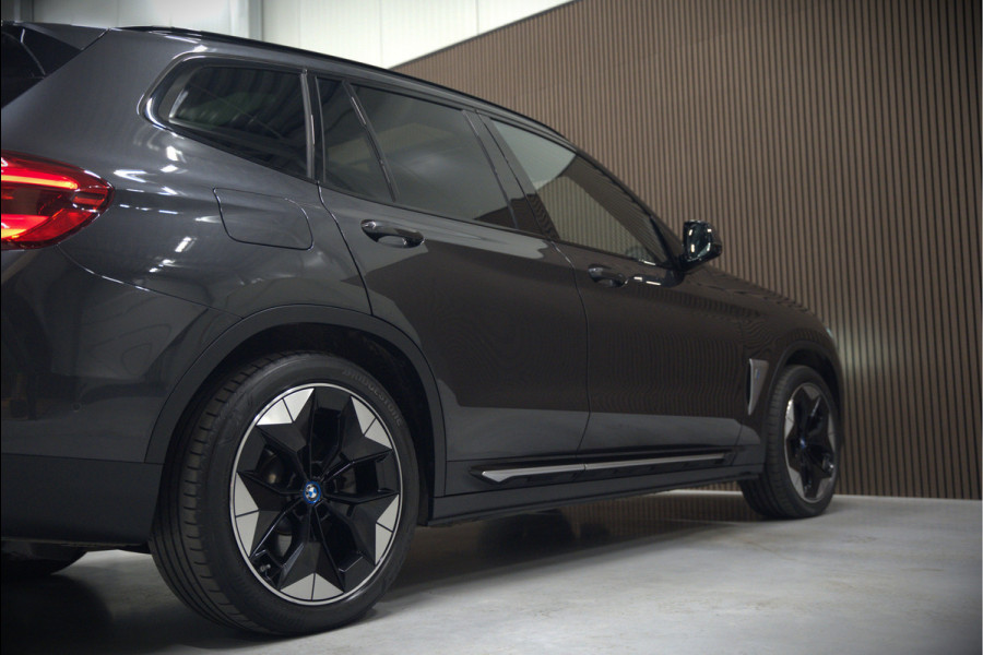 BMW iX3 High Executive 80 kWh | Panoramadak | Harman Kardon | Head-Up Display | Adaptive Cruise Control | Stoelverwarming | Dodehoekdetectie | Keyless | Trekhaak | 360 Camera | Ambiance Verlichting |